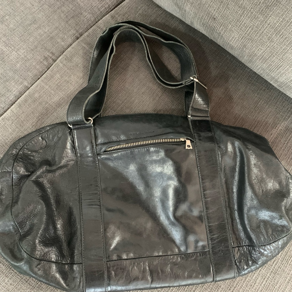 RUDSAK buttery soft leather bag. Adjustable shoulder strap. Black leather.